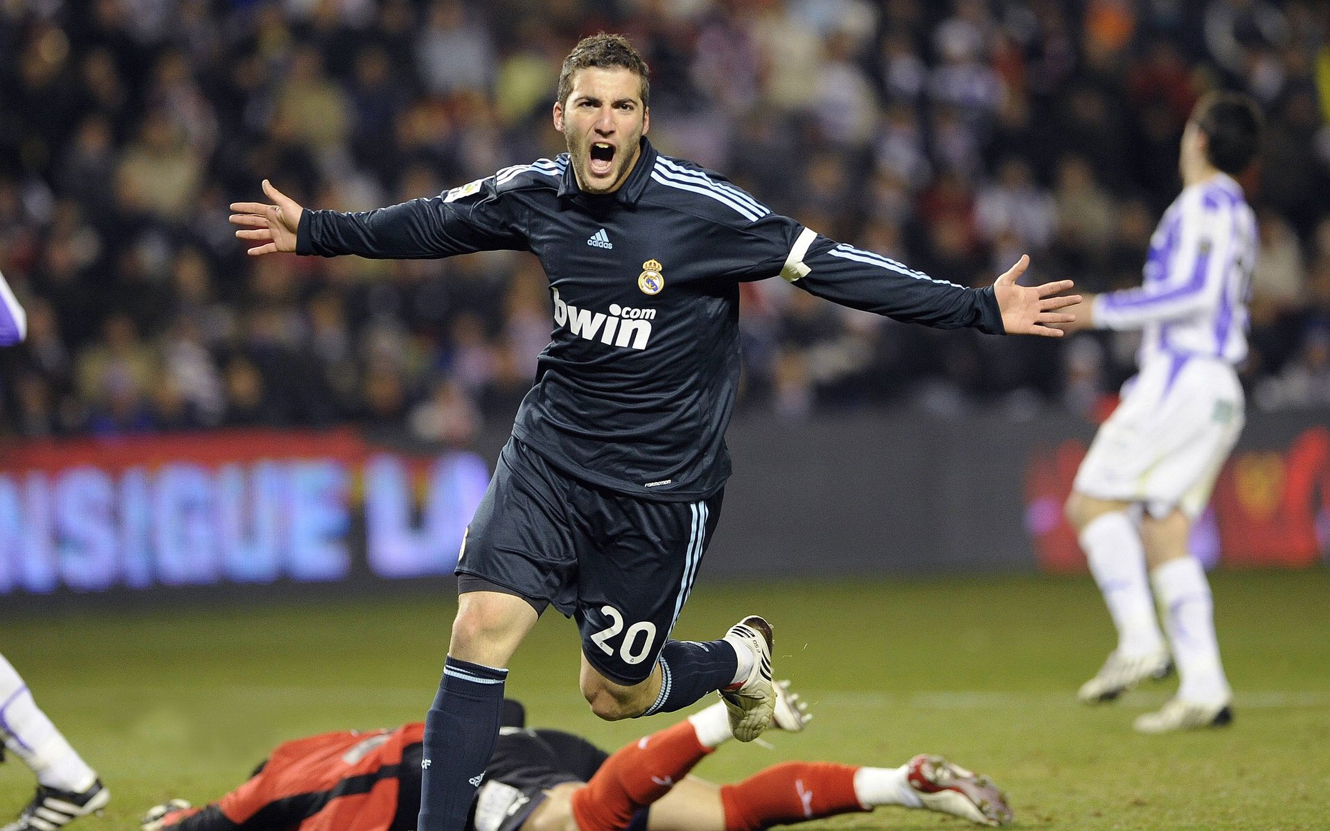 世界杯结束后 多名解说转战欧冠频道 粉丝“原地续费”