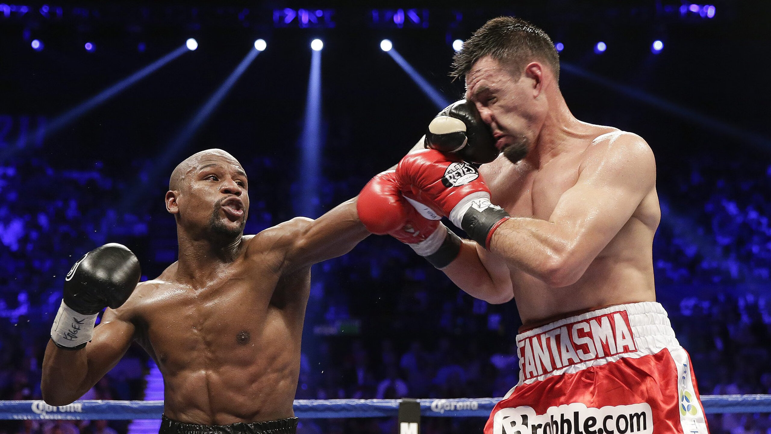 水上乐园趣味障碍赛 充气设施组成闯关路线笑料不断